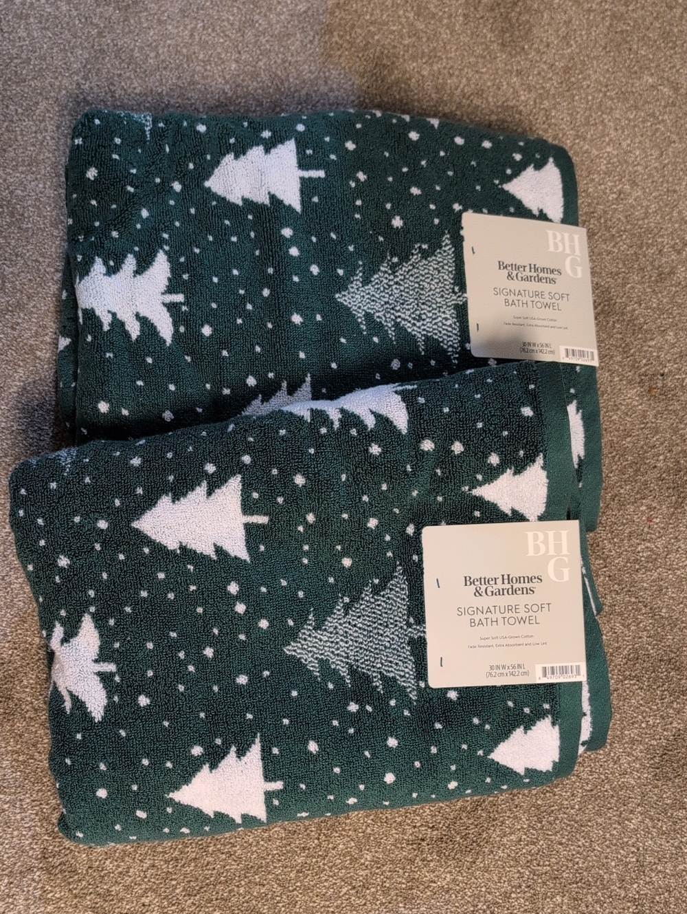 NWT Green and White Pine Tree Bath Towels